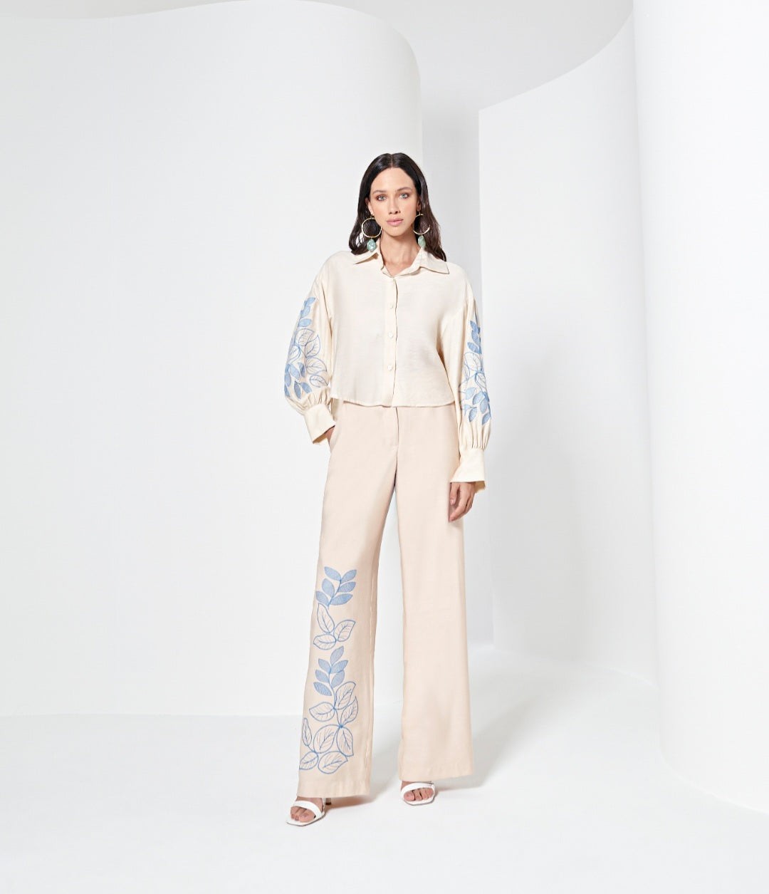 PANTALON HOJAS AZULES BORDADAS